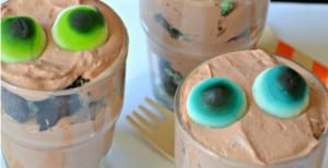 Eyeball Chocolate Mint Oreo Pudding Cups {30 Days of Halloween – Day 15}