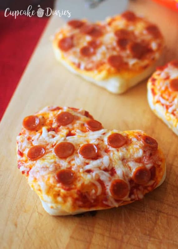https://www.cupcakediariesblog.com/wp-content/uploads/2015/02/mini-heart-pizzas-6.jpg
