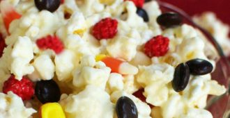 Gryffindor Popcorn - This sweet popcorn is the perfect treat to serve at a Harry Potter party!