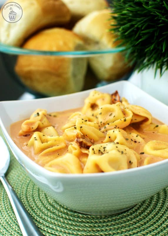 https://www.cupcakediariesblog.com/wp-content/uploads/2015/12/creamy-tomato-and-tortellini-soup1.jpg