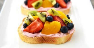 Fruit Bruschetta - A perfectly easy snack idea for spring and summer! So colorful and delicious.